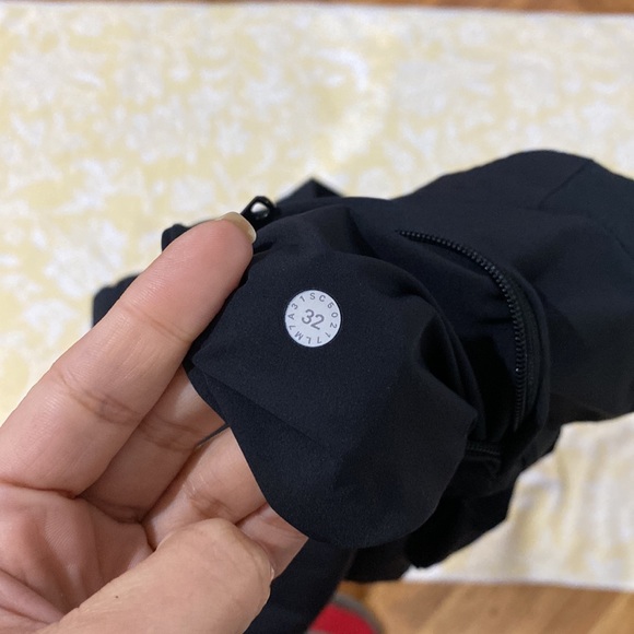 Lululemon athletic black short size 32 - Picture 4 of 4